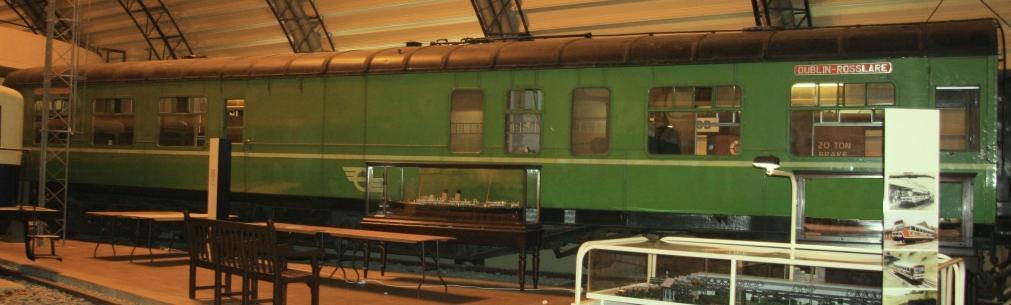 Laminate Buffet 2422TL at Cultra, 2008. Length 61' 6", Width 9' 11.25", Weight 30 Tons. Fitted with Commonwealth bogies, 2422TL was introduced in 1956 (Number series 2419–2422)