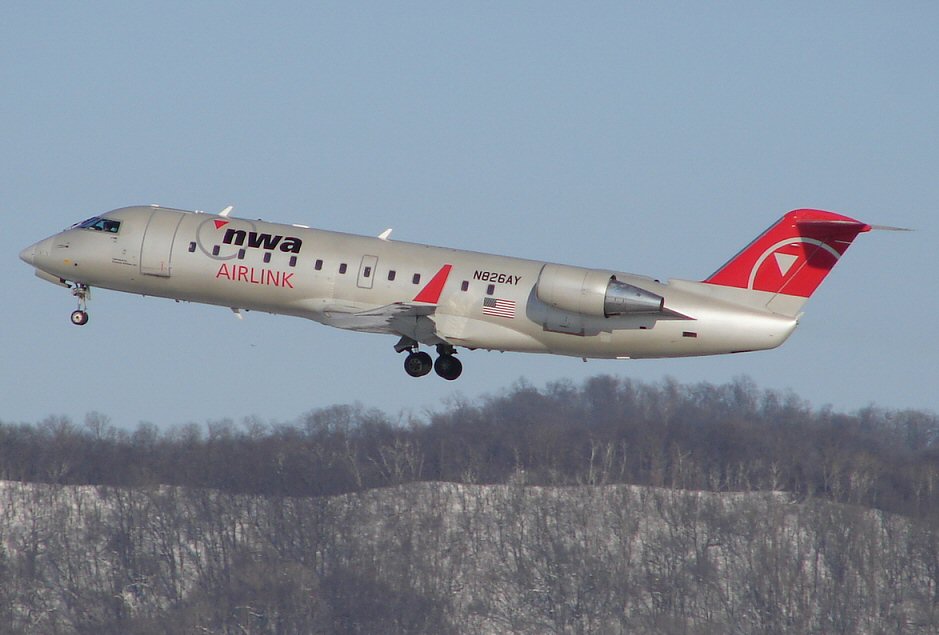 CRJ200 (Northwest Airlink) (414736078).jpg
