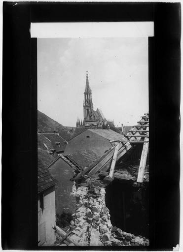 File:Cathédrale - Cathédrale vue du toit d'une maison rue Curiale - Thann - Médiathèque de l'architecture et du patrimoine - APD0000213.jpg