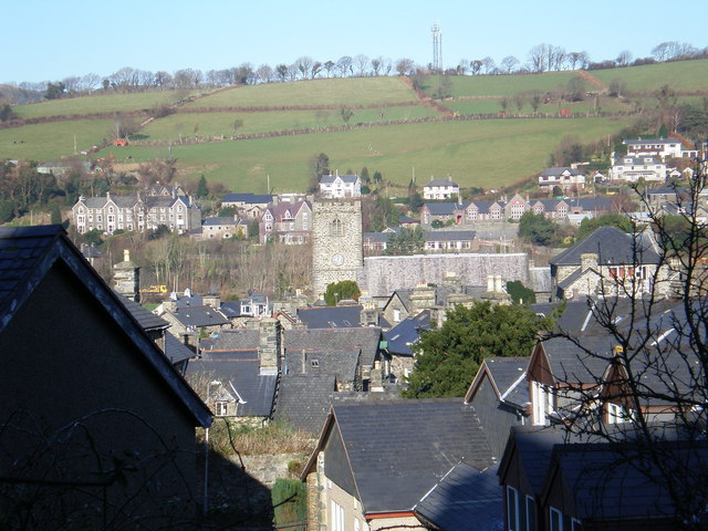 File:Dolgellau-Across the rooftops to St Mary's.jpg