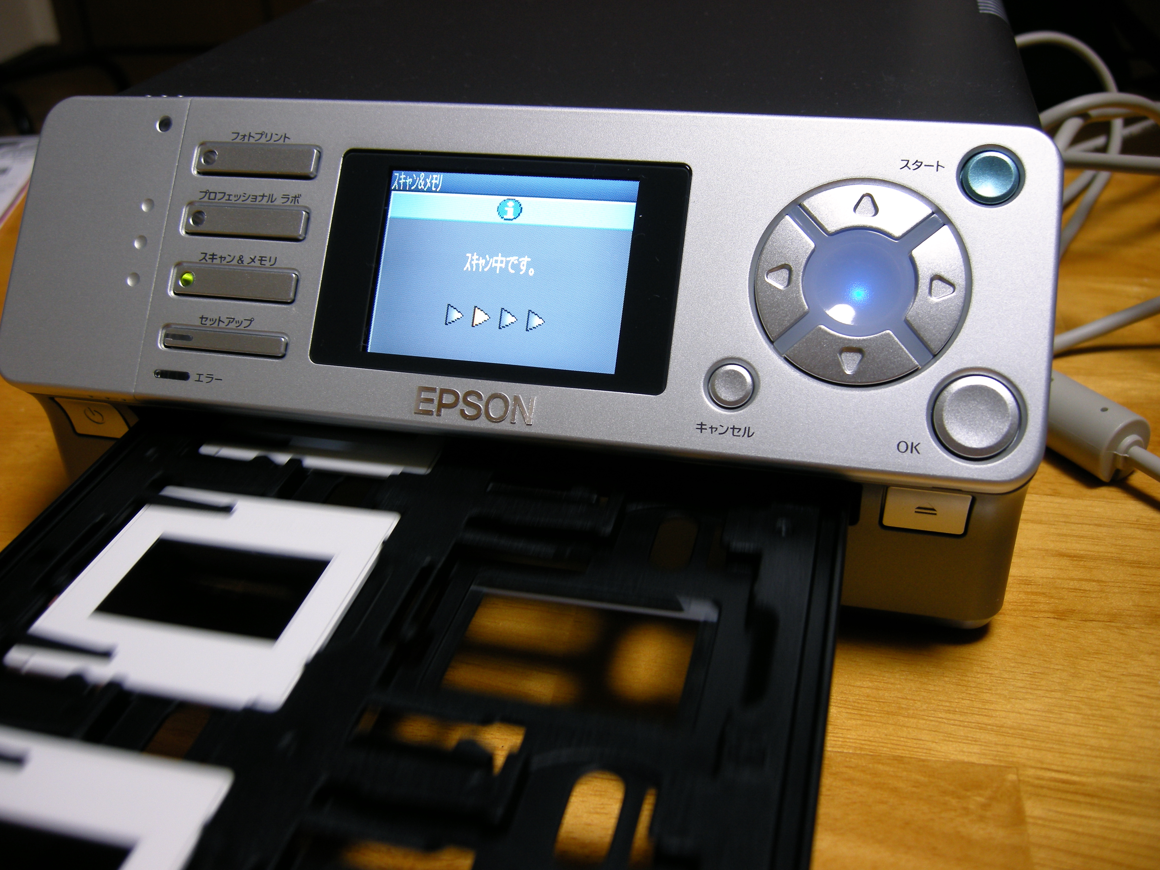 ファイル:Epson F-3200 Film Scanner (3974180129).jpg - Wikipedia
