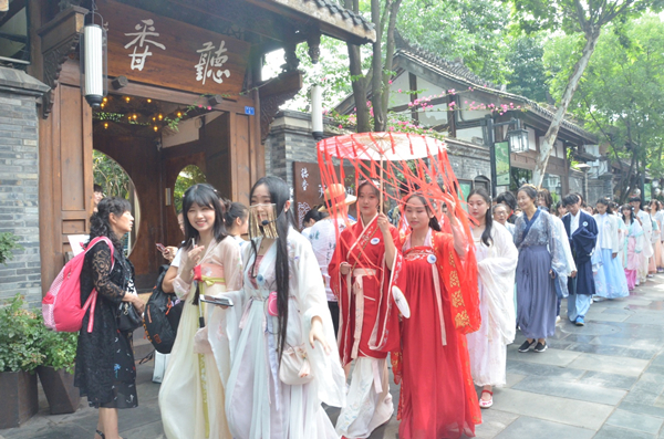 File:Han Chinese wearing Hanfu in streets.jpg