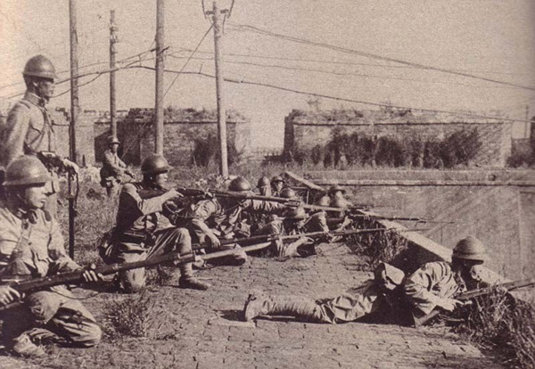 File:Japanese soldiers taking an offensive posture on the Mukden Little West Gate.jpg