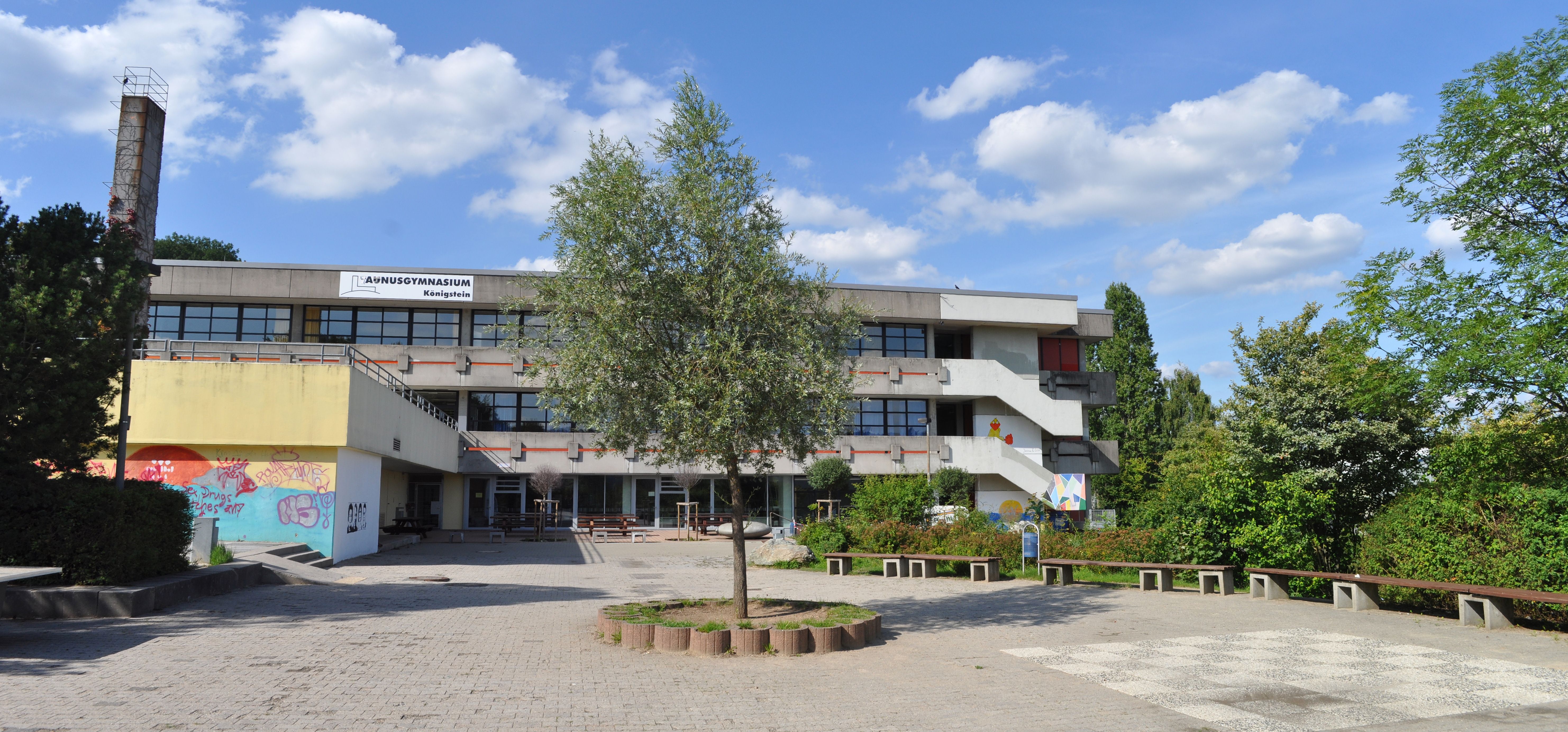 Taunusgymnasium in Königstein vom Schulhof aus fotografiert. Ds Bild ist aus drei Einzelbildern zusa...