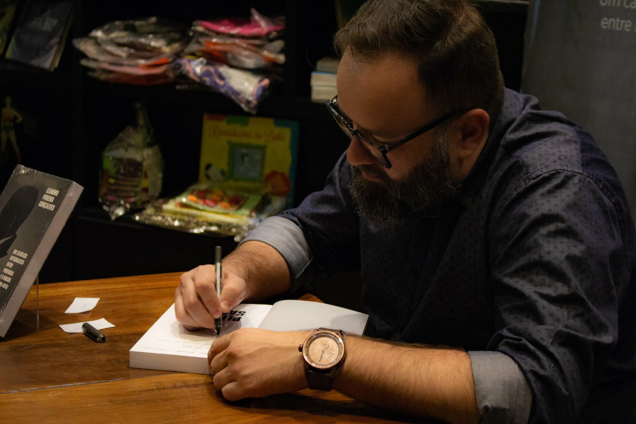 Leandro Pereira Gonçalves na noite de autógrafos do lançamento de seu livro "Plínio Salgado: Um católico integralista entre Portugal e o Brasil (1895-1975)"