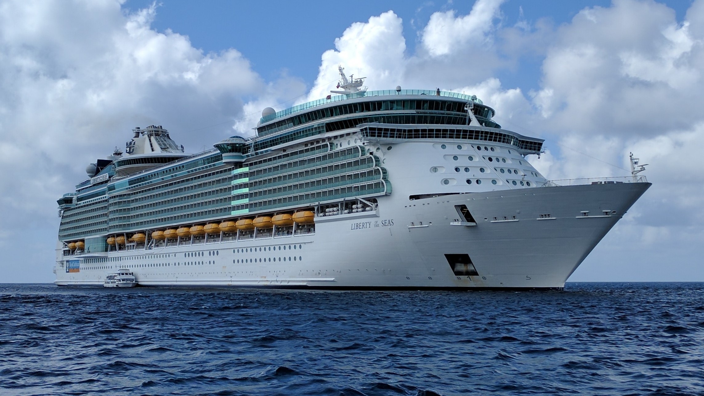 File:Liberty Of The Seas GC 12-22-16 (cropped).jpg - Wikimedia Commons