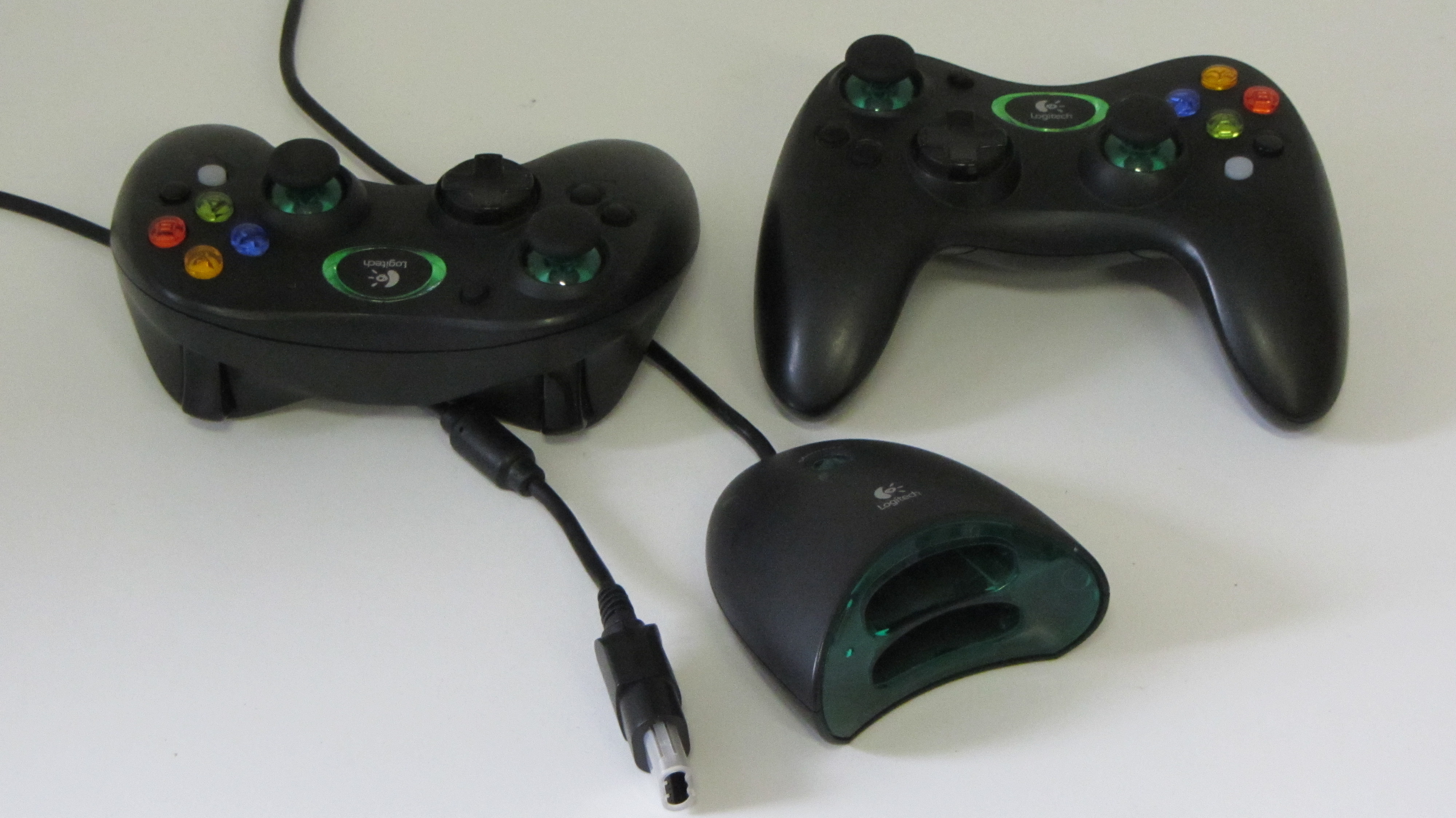 File:Xbox-One-Console-FR.jpg - Wikimedia Commons