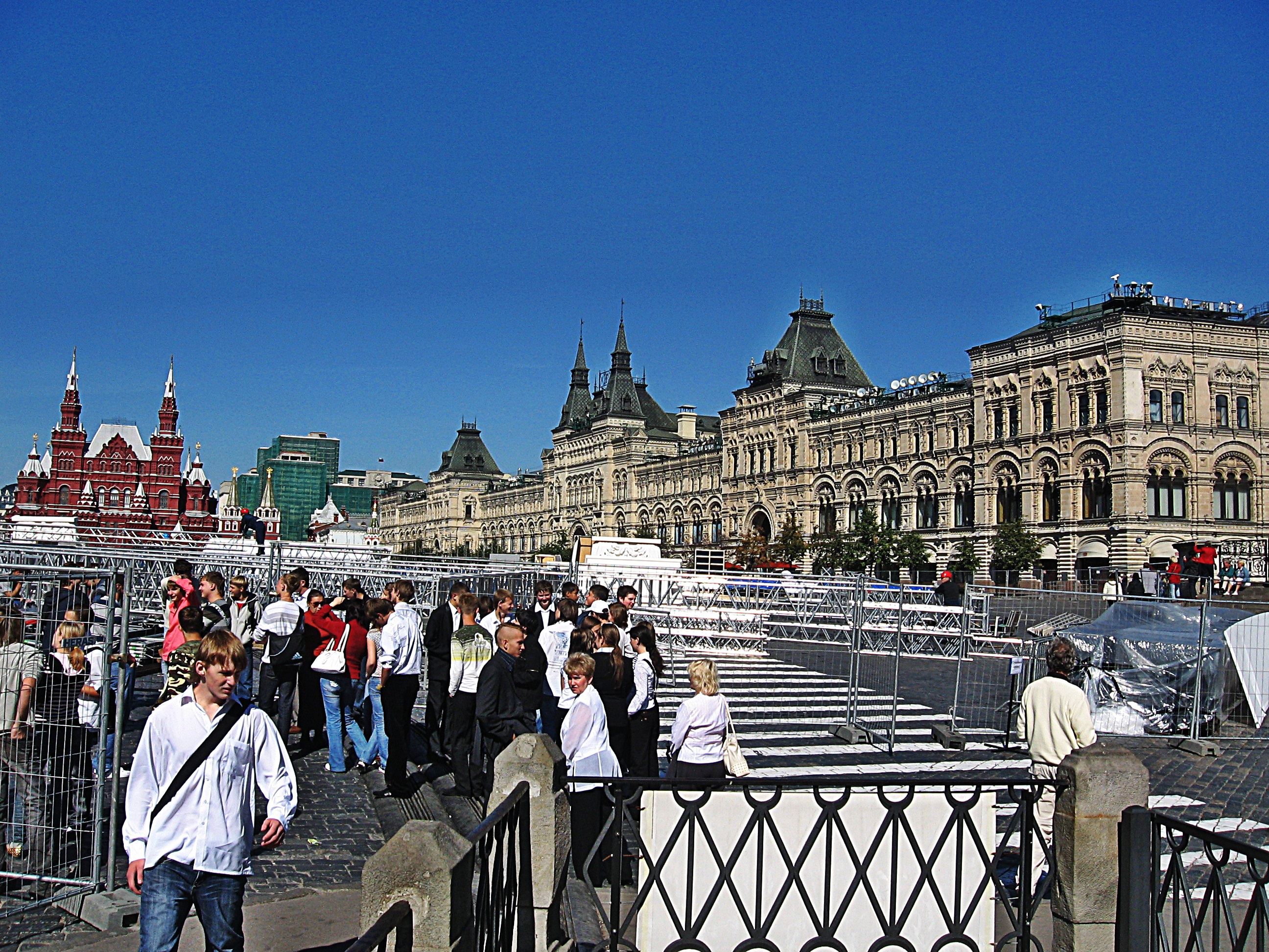 Есть площади. Москва ГУМ онлайн камера.