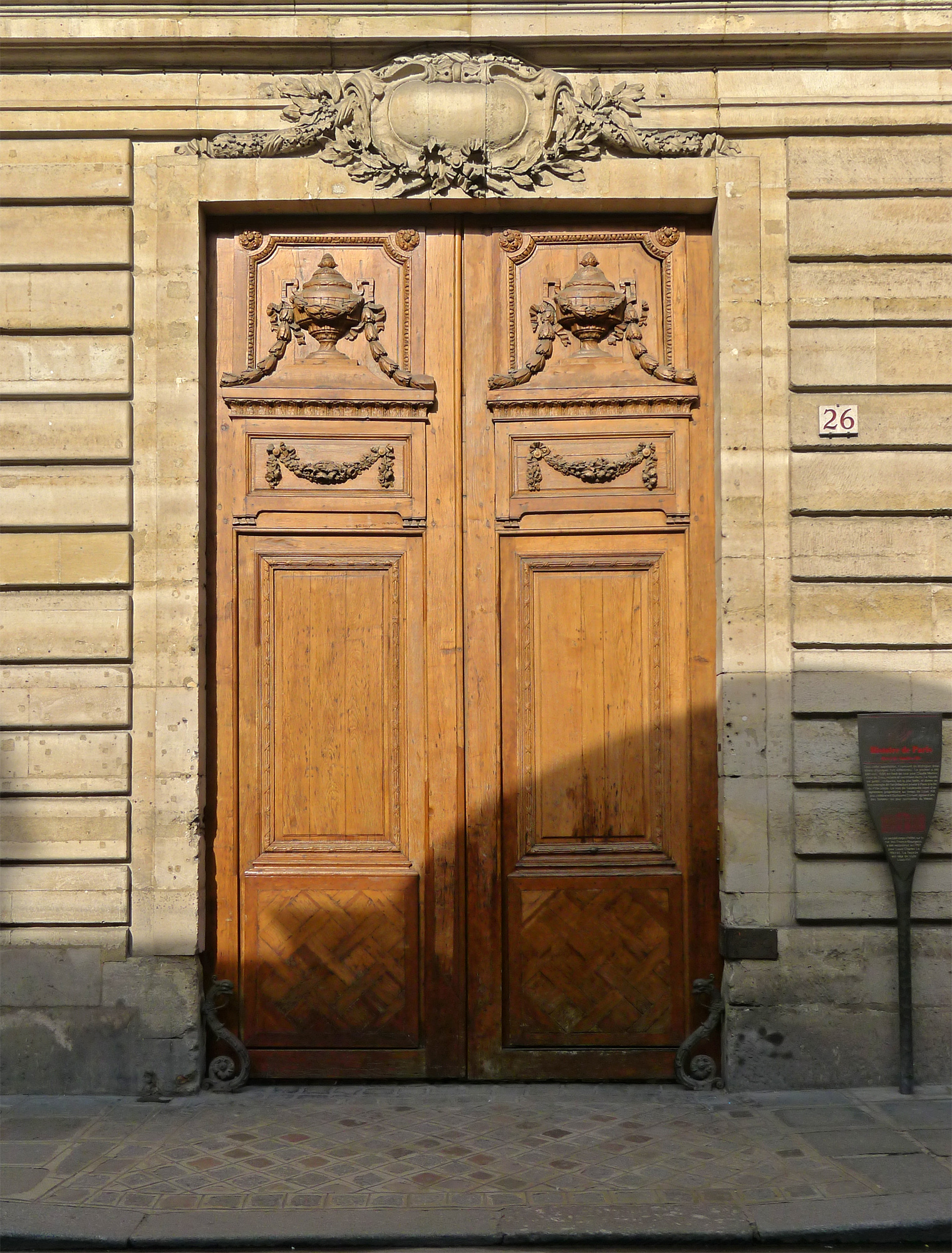 File:Paris Porte cochère rue La Bruyère 2012.jpg - Wikipedia