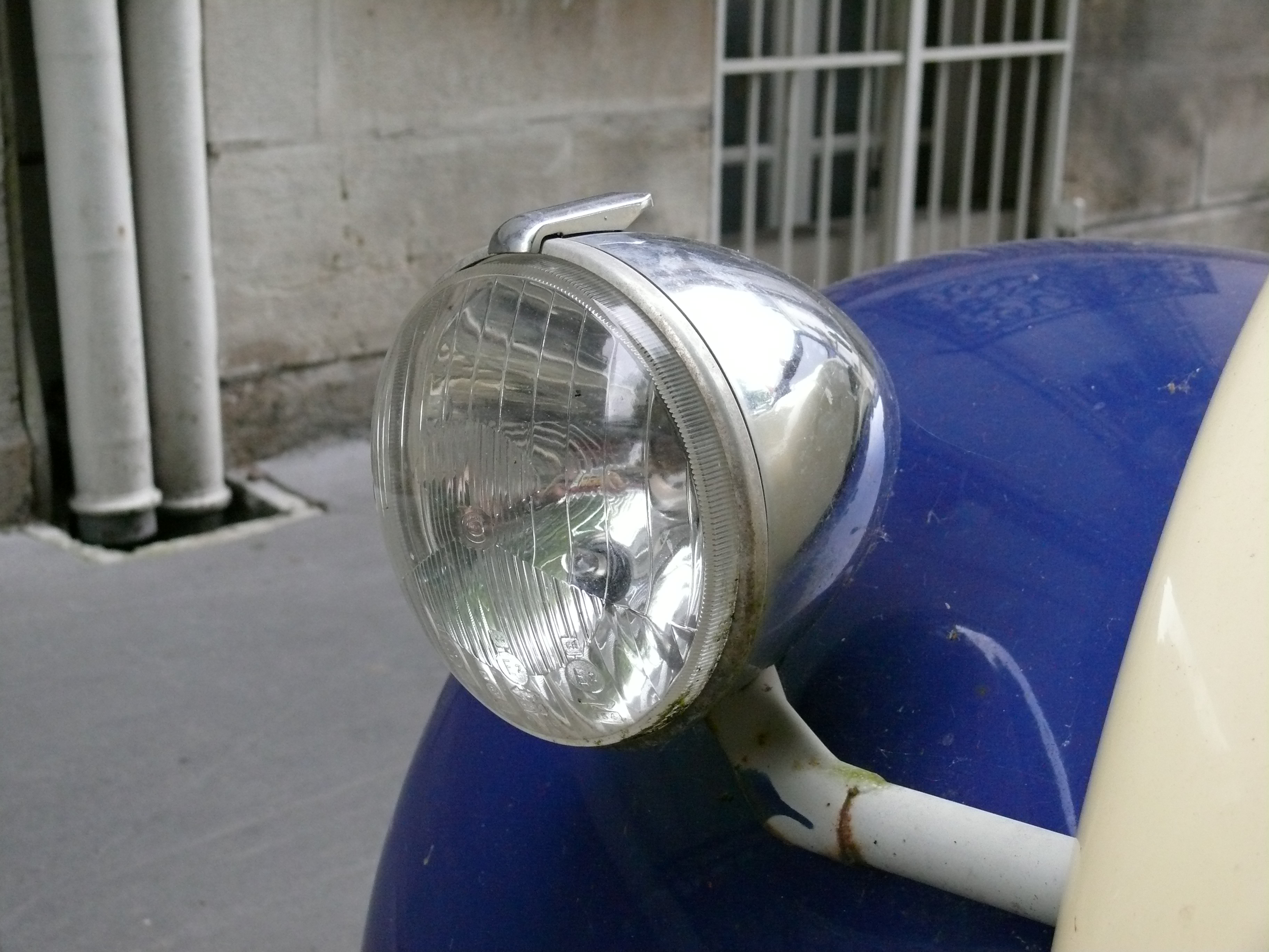 File:Phare 2CV.JPG - Wikimedia Commons