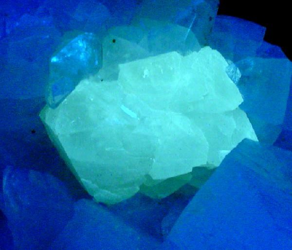 File:Powellite-Apophyllite-(KF)-222357.jpg