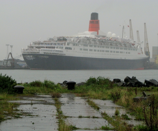 File:RMS 'Queen Elizabeth 2' at Belfast - geograph.org.uk - 992576.jpg