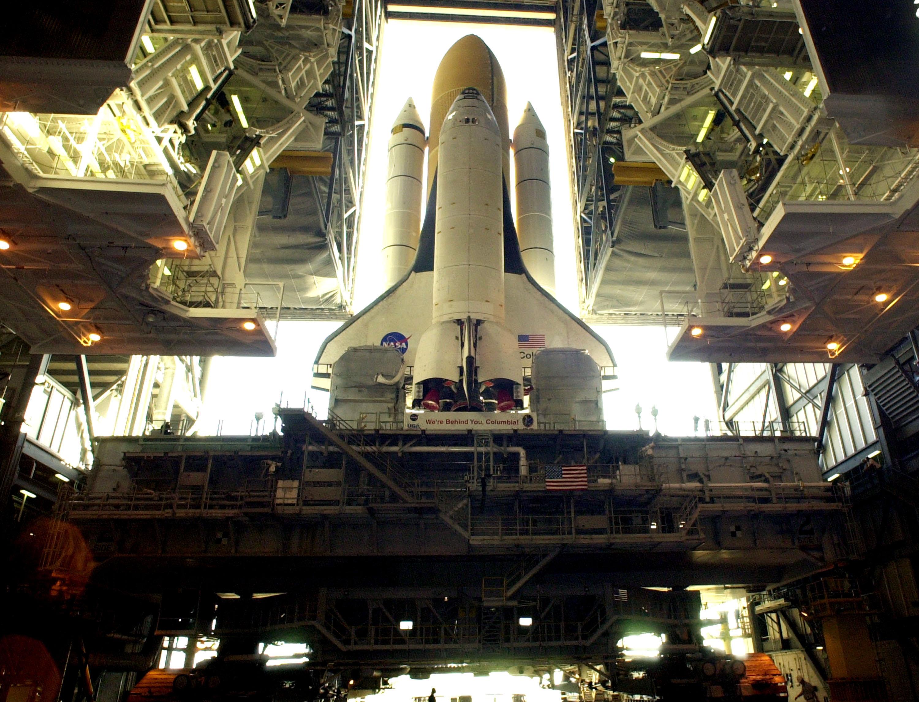 STS-109_Columbia_rollout_KSC-02PD-0043.jpg
