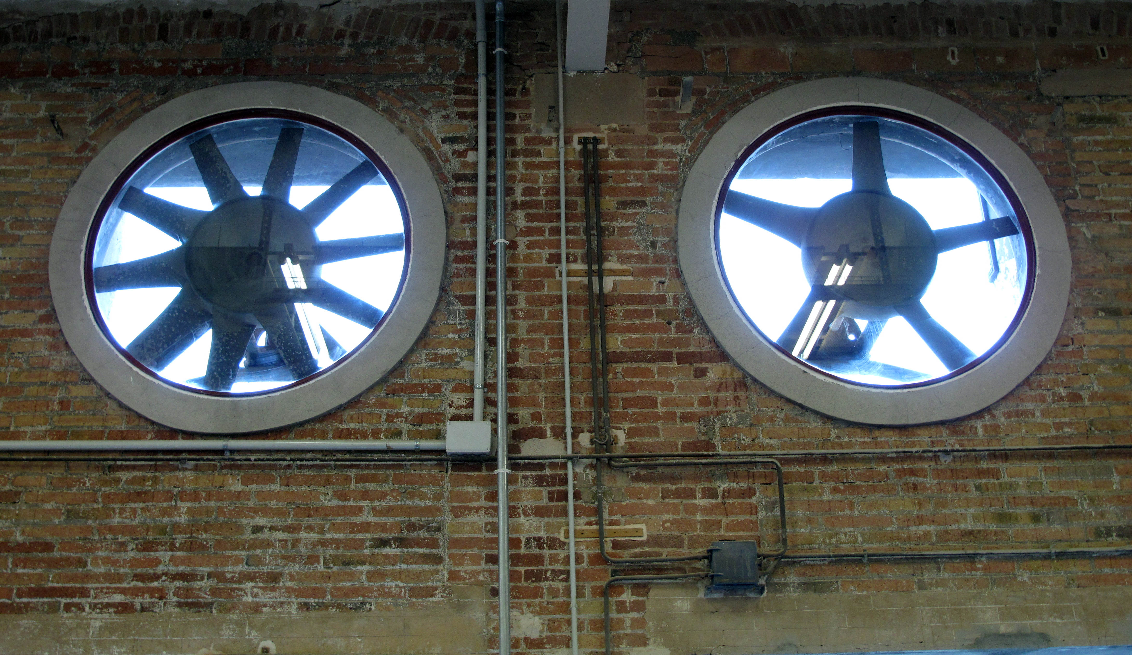 Diferencias entre un extractor de aire industrial y un ventilador