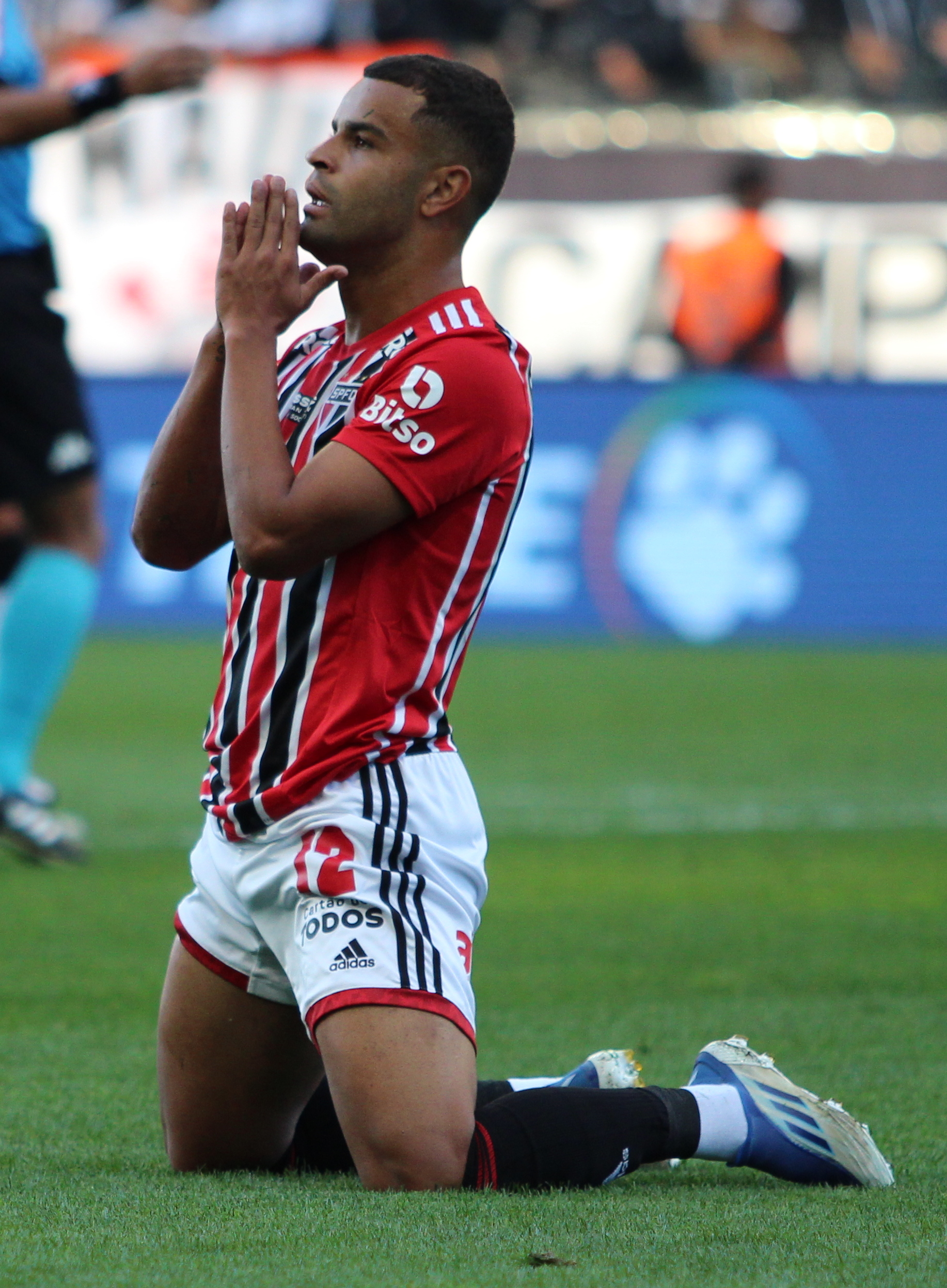 Jogou no Flamengo, Grêmio, Cruzeiro e Seleção, agora anunciou