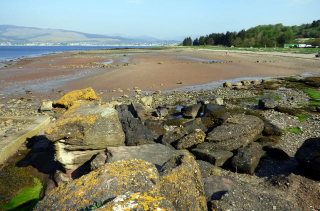 File:Basalt dyke at Lunderston Bay - geograph.org.uk - 5022164.jpg