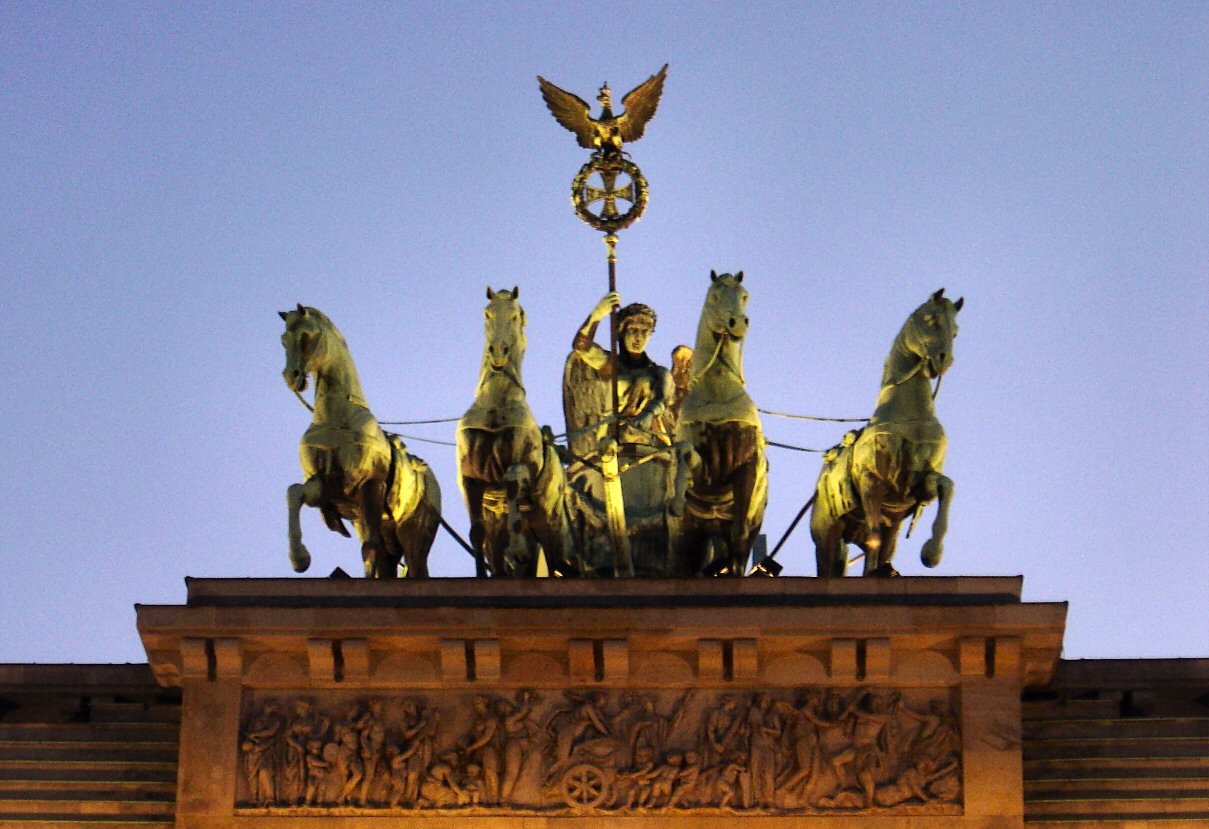 File Brandenburg Gate Sunset Quadriga Jpg Wikimedia Commons