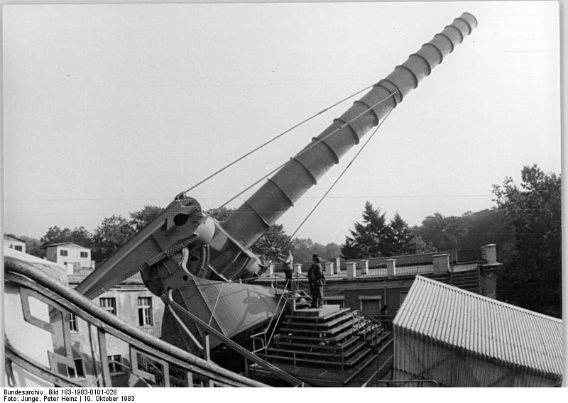 File:Bundesarchiv Bild 183-1983-0101-028, Berlin, Treptow, Archenhold-Sternwarte, Teleskop, Refraktor.jpg