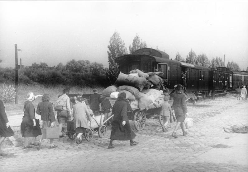 File:Bundesarchiv Bild 183-1983-0422-315, Umsiedler auf dem Güterbahnhof Berlin-Pankow.jpg