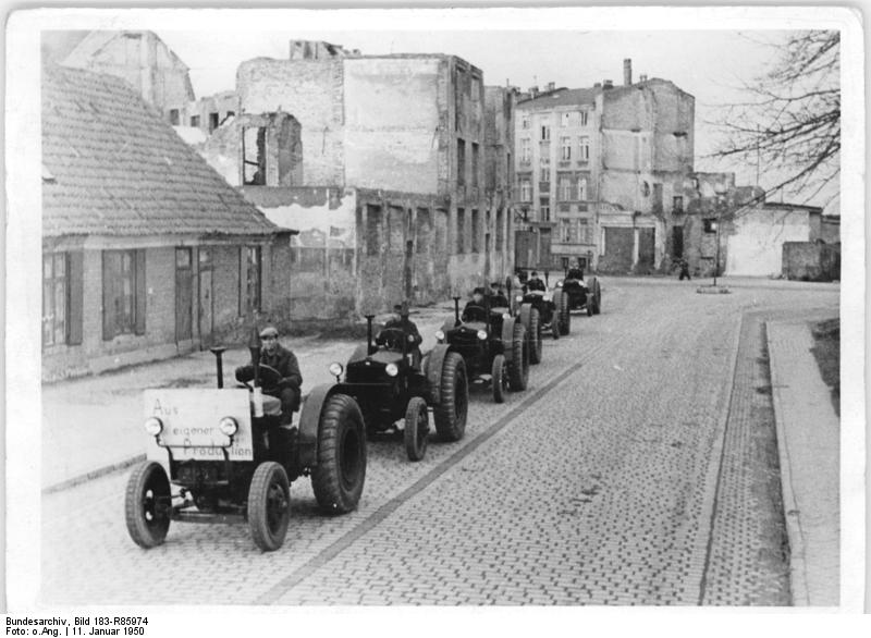 Datei:Bundesarchiv Bild 183-R85974, Rostock, Übernahme neuer Traktoren durch MAS.jpg