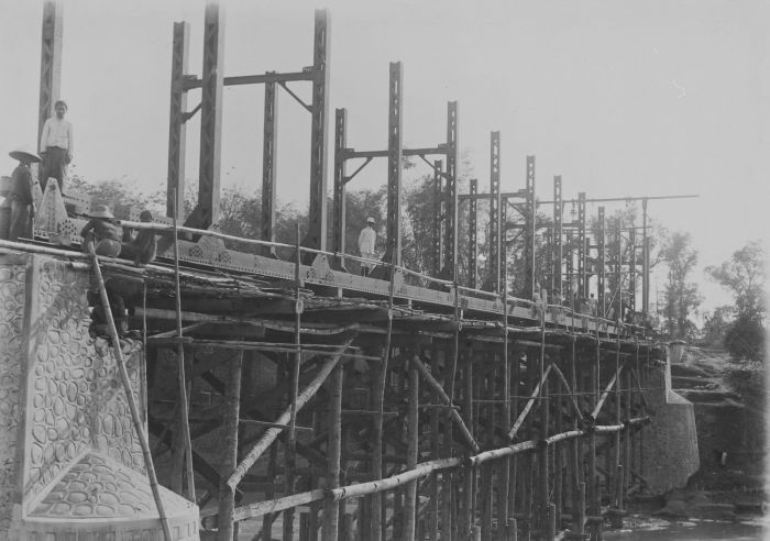 File:COLLECTIE TROPENMUSEUM Aanleg van een ijzeren spoorbrug over de rivier TMnr 60043488.jpg