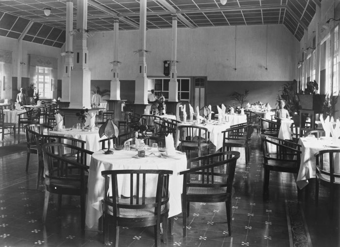 File:COLLECTIE TROPENMUSEUM Eetzaal in het Grand Hotel Lembang TMnr 60027520.jpg