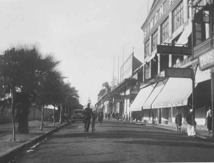 File:COLLECTIE TROPENMUSEUM Straatbeeld Port Said met rechts de Simon Arzt Store TMnr 60018224.jpg