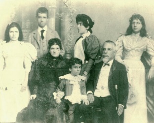 File:Eloy Alfaro y su familia 02.jpg - Wikimedia Commons
