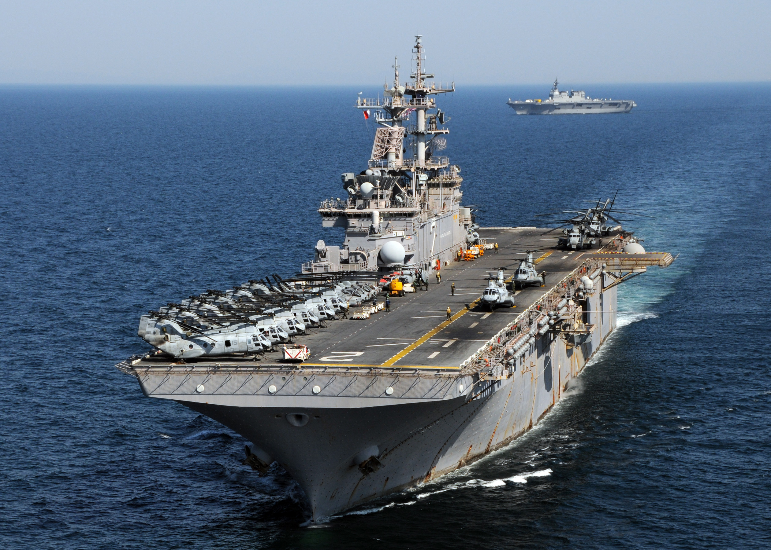 Скопище военных кораблей. USS «Эссекс» (LHD-2). Военный корабль. Боевые корабли. Военный корабль для детей.