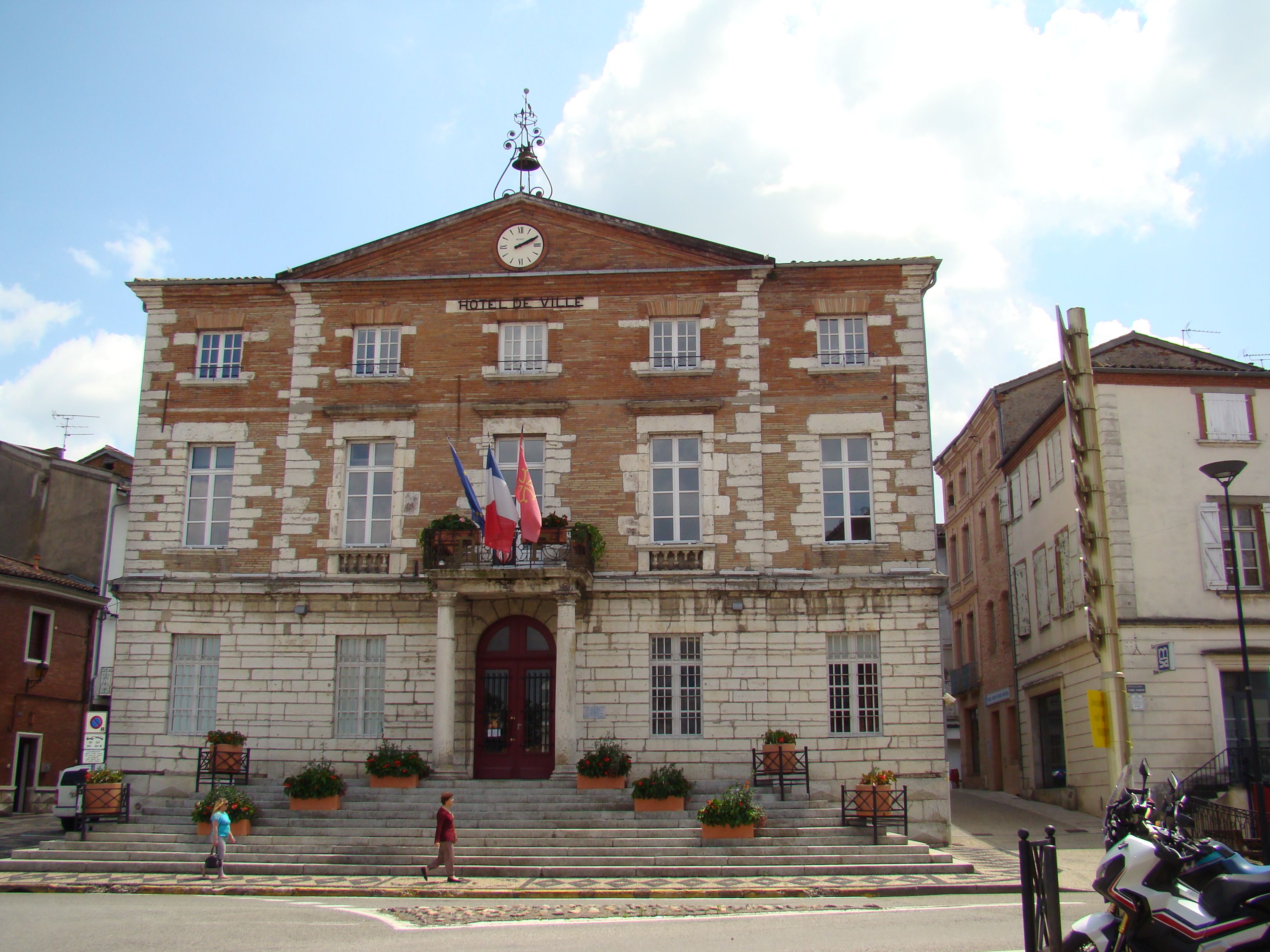 File:Hôtel de ville Caussade.jpg - Wikimedia Commons