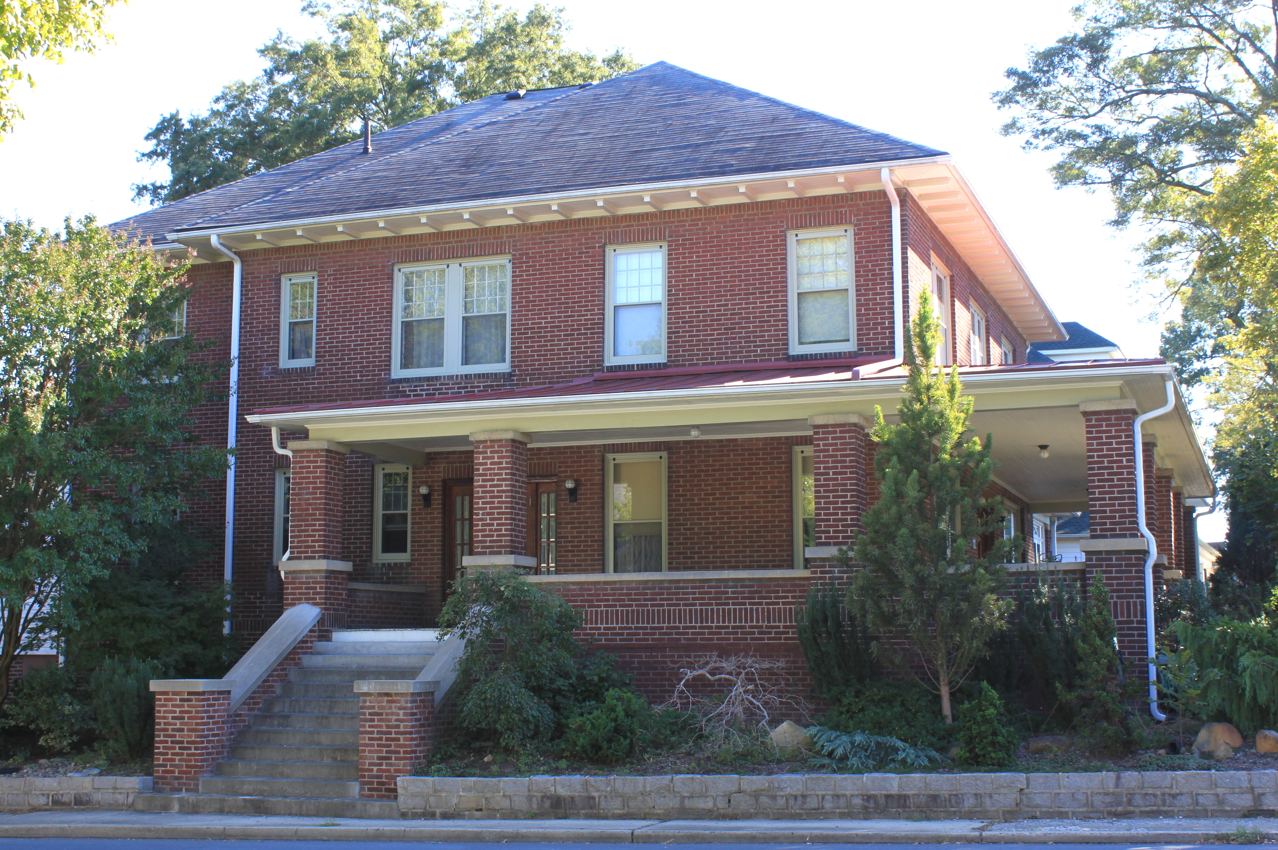 https://upload.wikimedia.org/wikipedia/commons/5/57/Harvey_Jeremiah_Peeler_House_%28101_S._Ridge_Ave.%29_side_view.jpg