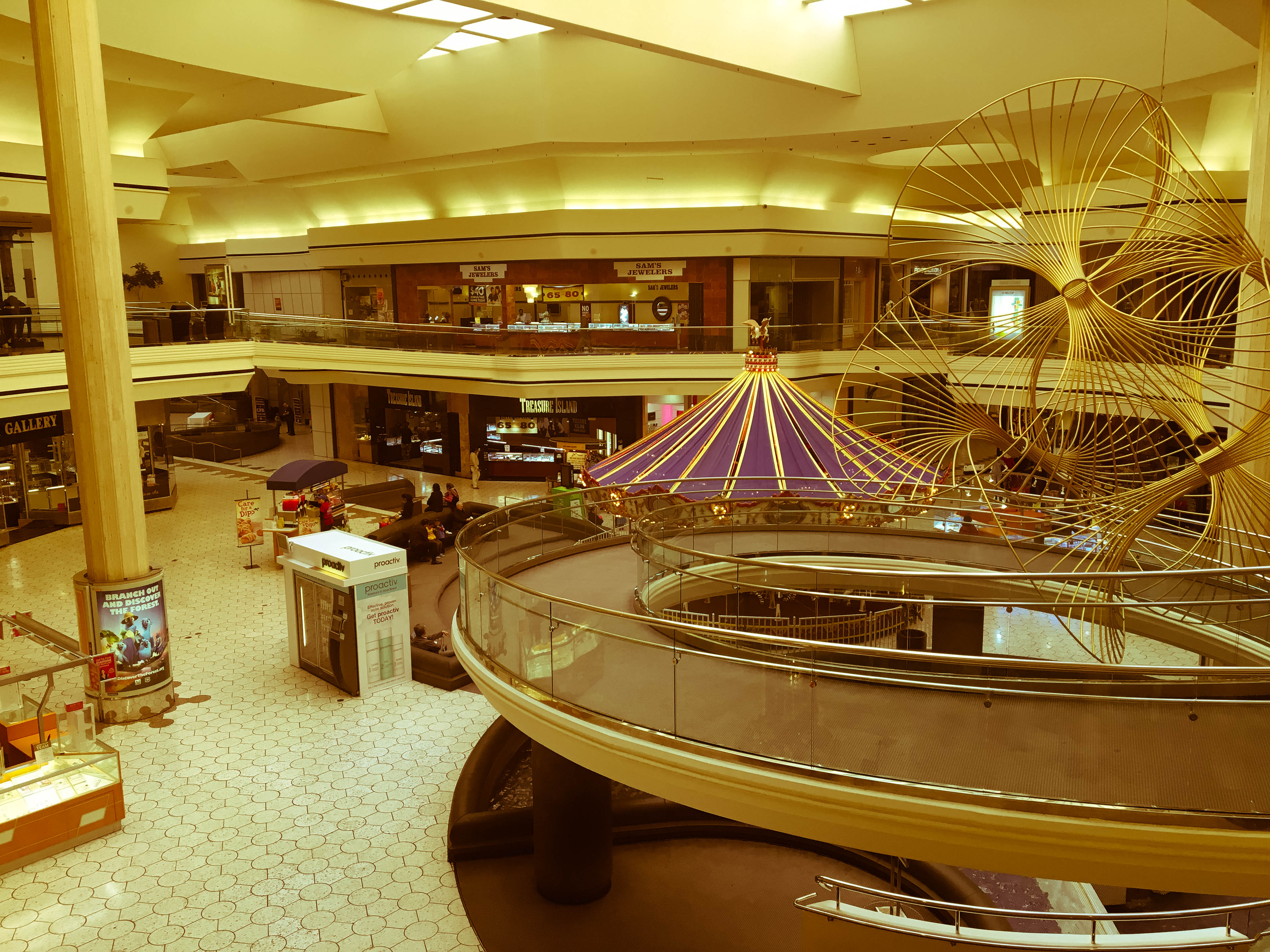 eastridge-carousel, Eastridge Center