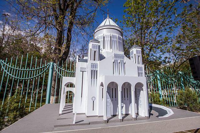 File:Holy Martyrs Church, Yerevan (scale model).jpg
