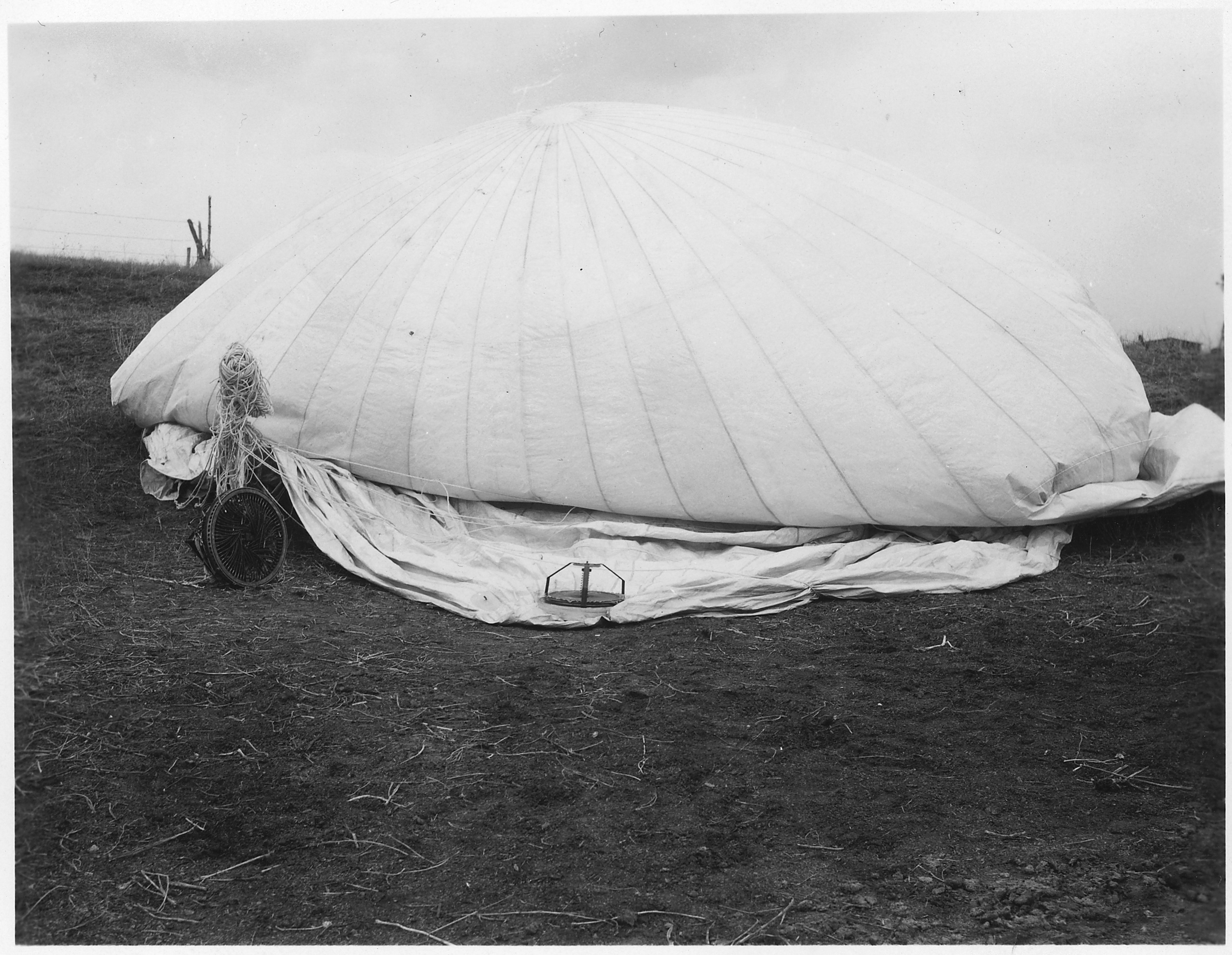 Japanese war balloon - NARA - 285257.jpg.