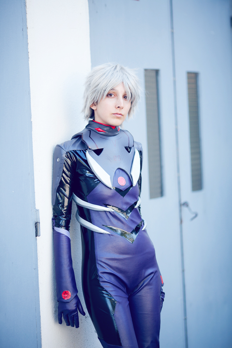 File:Kaworu Nagisa plugsuit cosplay 20100919a.jpg - Wikimedia Commons