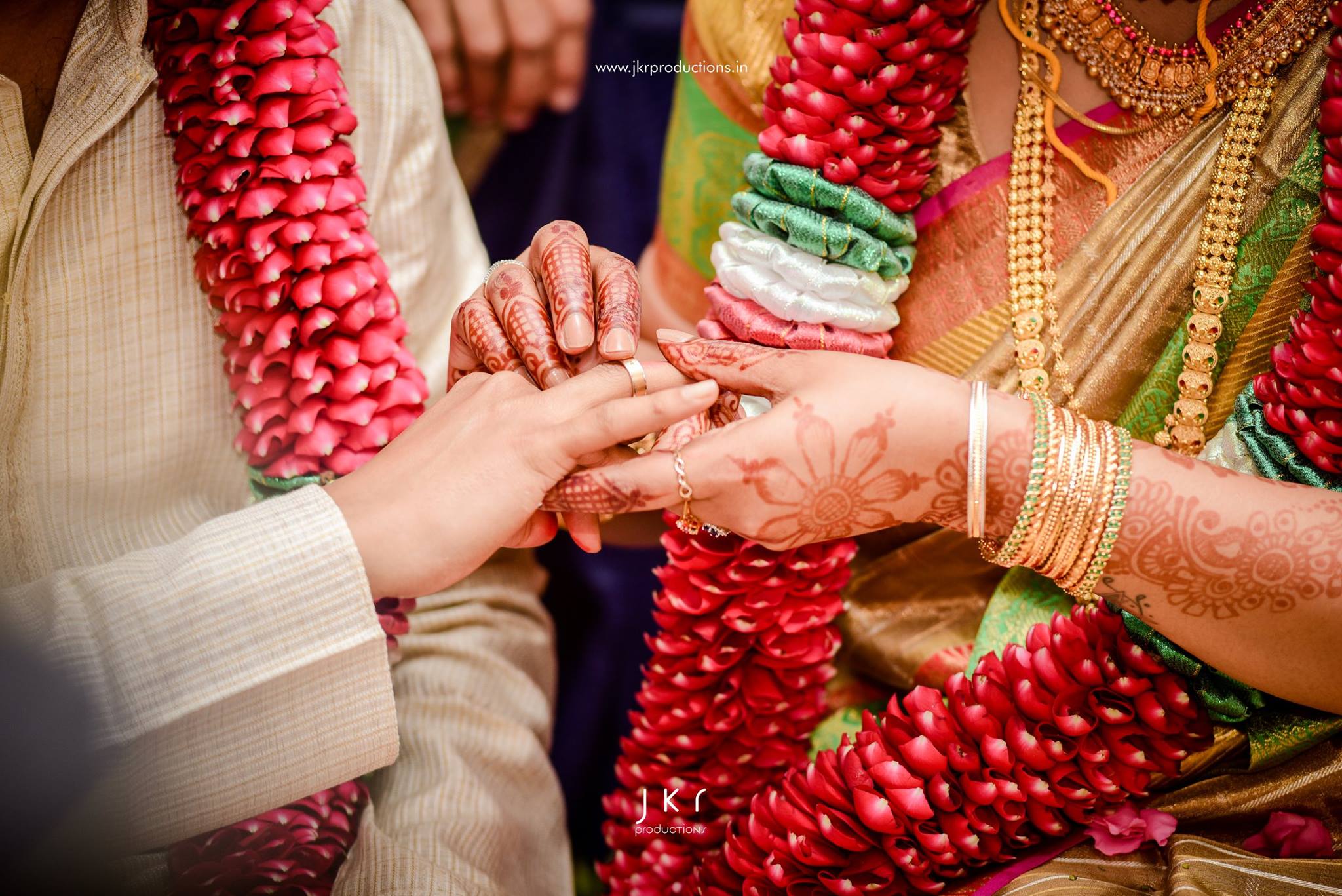 21+ Sweet & Heart-Melting Photos of Couples Exchanging Rings | WeddingBazaar