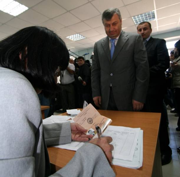 File:Kokoity voting.JPG