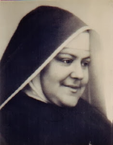 Valokuva kolmen neljänneksen kasvoista nunnasta hymyillen