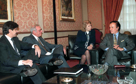 File:Menem con el directorio de American Express.jpg