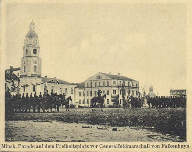 File:Minsk - Parad niameckih vojsk na pliacu Svabody - prymaje general-feldmarshal Erich von Falkenhayn - 1918 AD.jpg