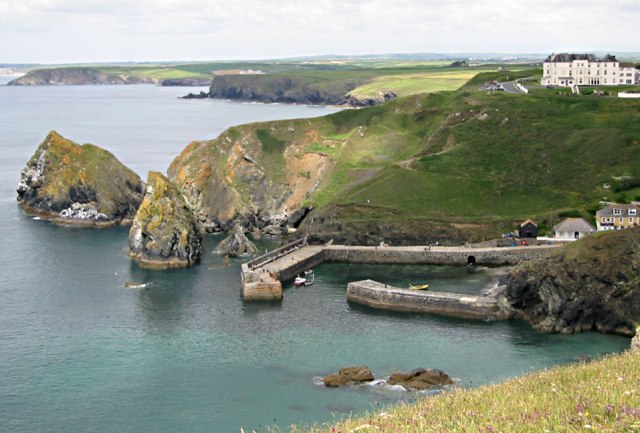 File:Mullion Cove Harbour - geograph.org.uk - 266470.jpg