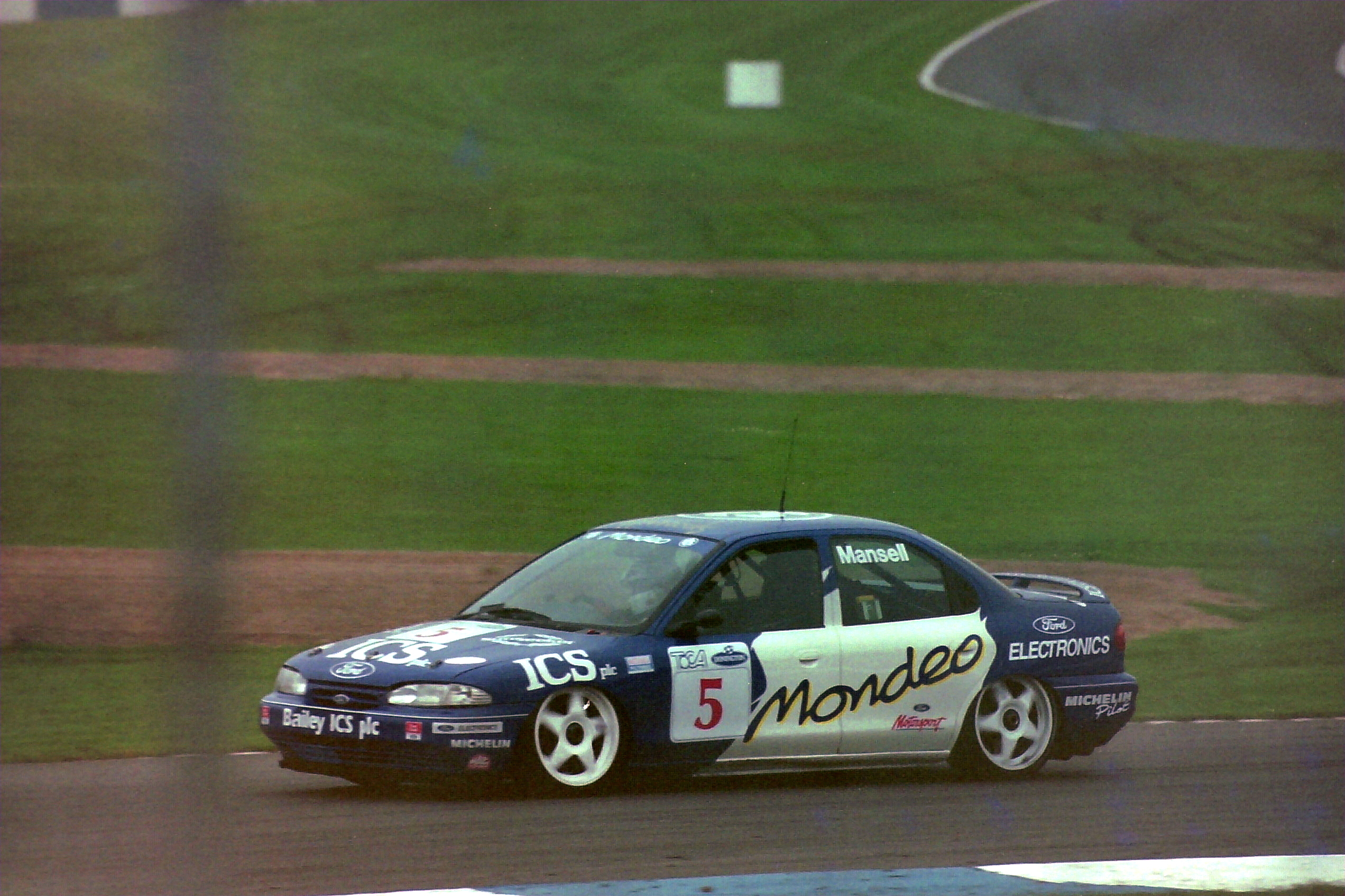 File:Nigel Mansell - Ford Mondeo Si exits the Old Hairpin at the