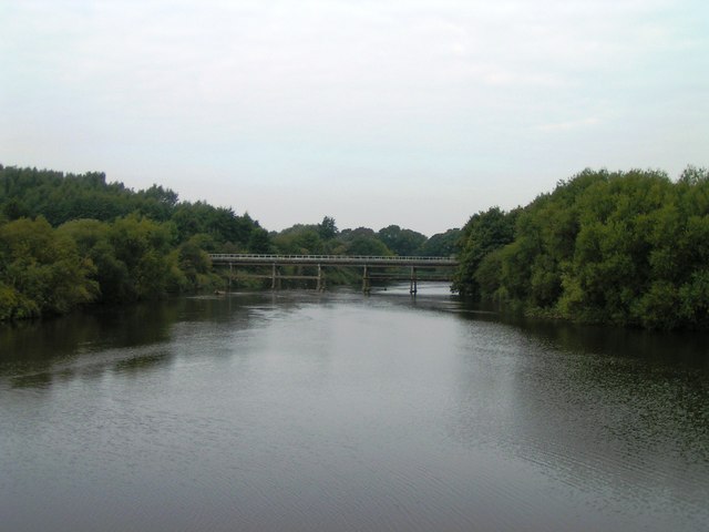 File:River Mersey flowing away from Manchester Ship Canal - geograph.org.uk - 1210039.jpg