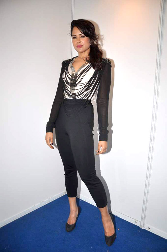 https://upload.wikimedia.org/wikipedia/commons/5/57/Sameera_Reddy_From_The_Sameera_Reddy_at_Auto_Expo_%286%29.jpg