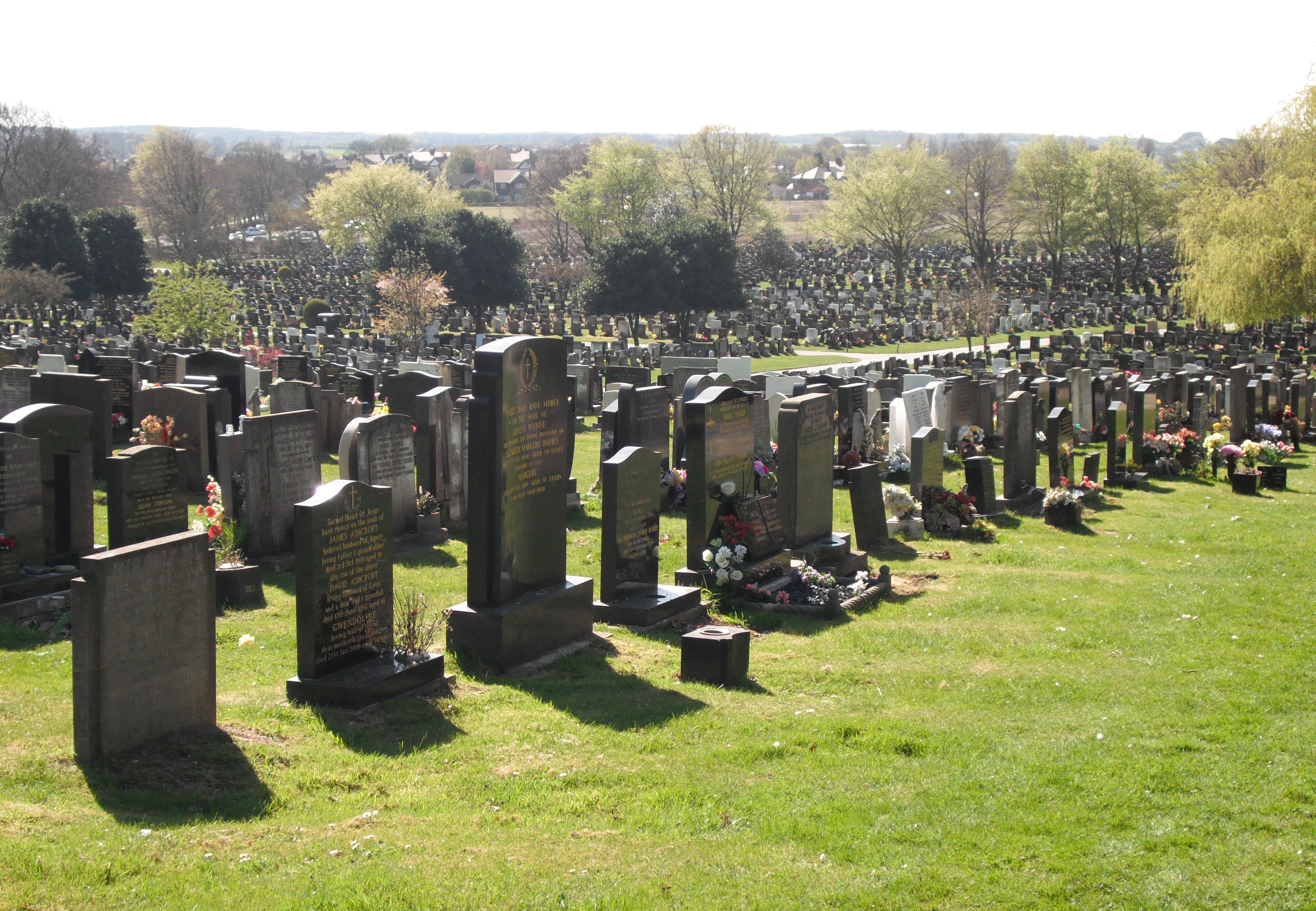 St_Helens_cemetery_-_geograph.org.uk_-_1823598.jpg