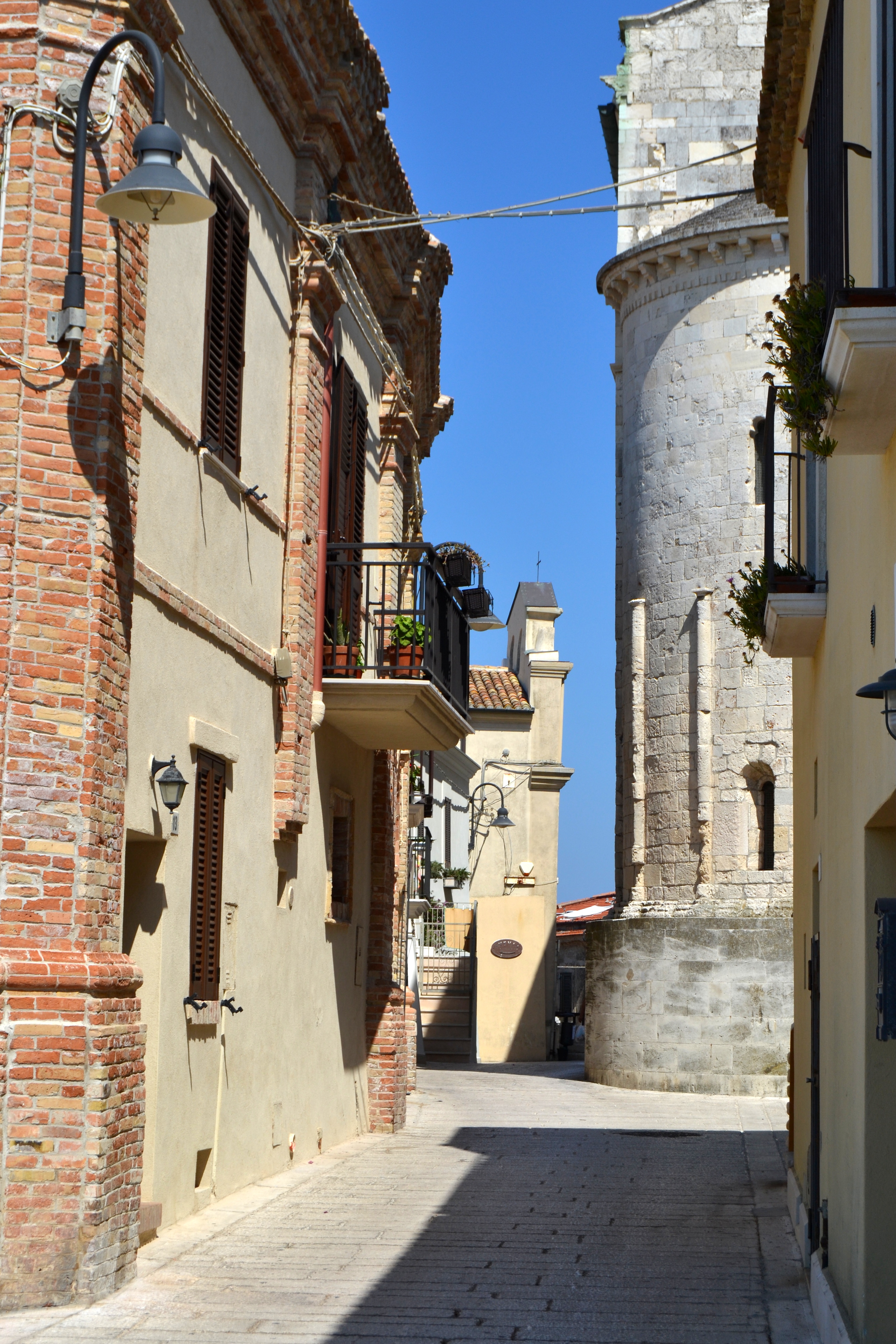 File:Termoli - centro storico con abside duomo.jpg - Wikipedia