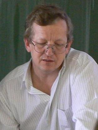 Vlastimil Klíma during a lecture on hash functions