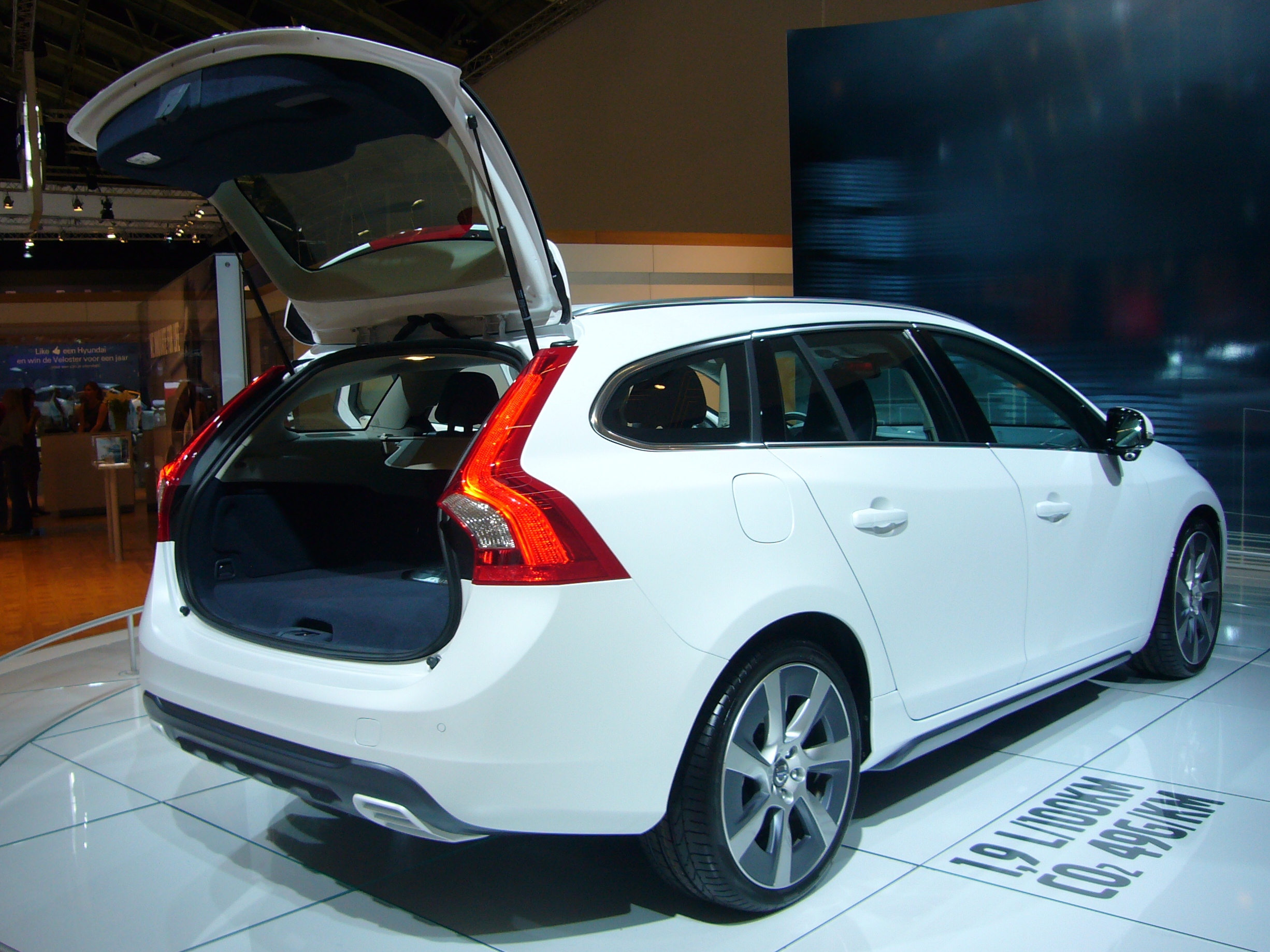 Volvo v60. Volvo v60 Plug-in Hybrid. Volvo v60 белый. Volvo v40 2018.