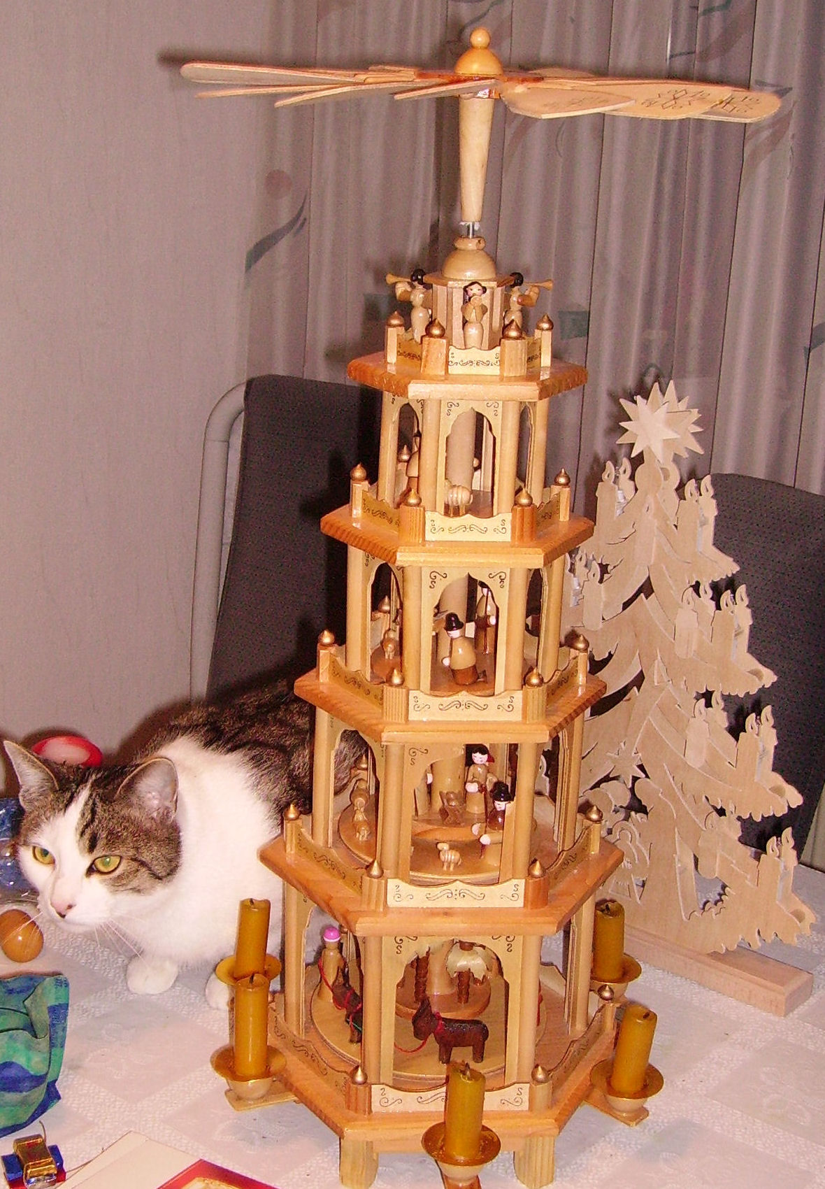 Albero Di Natale In Legno Con Presepe.Piramide Natalizia Wikipedia