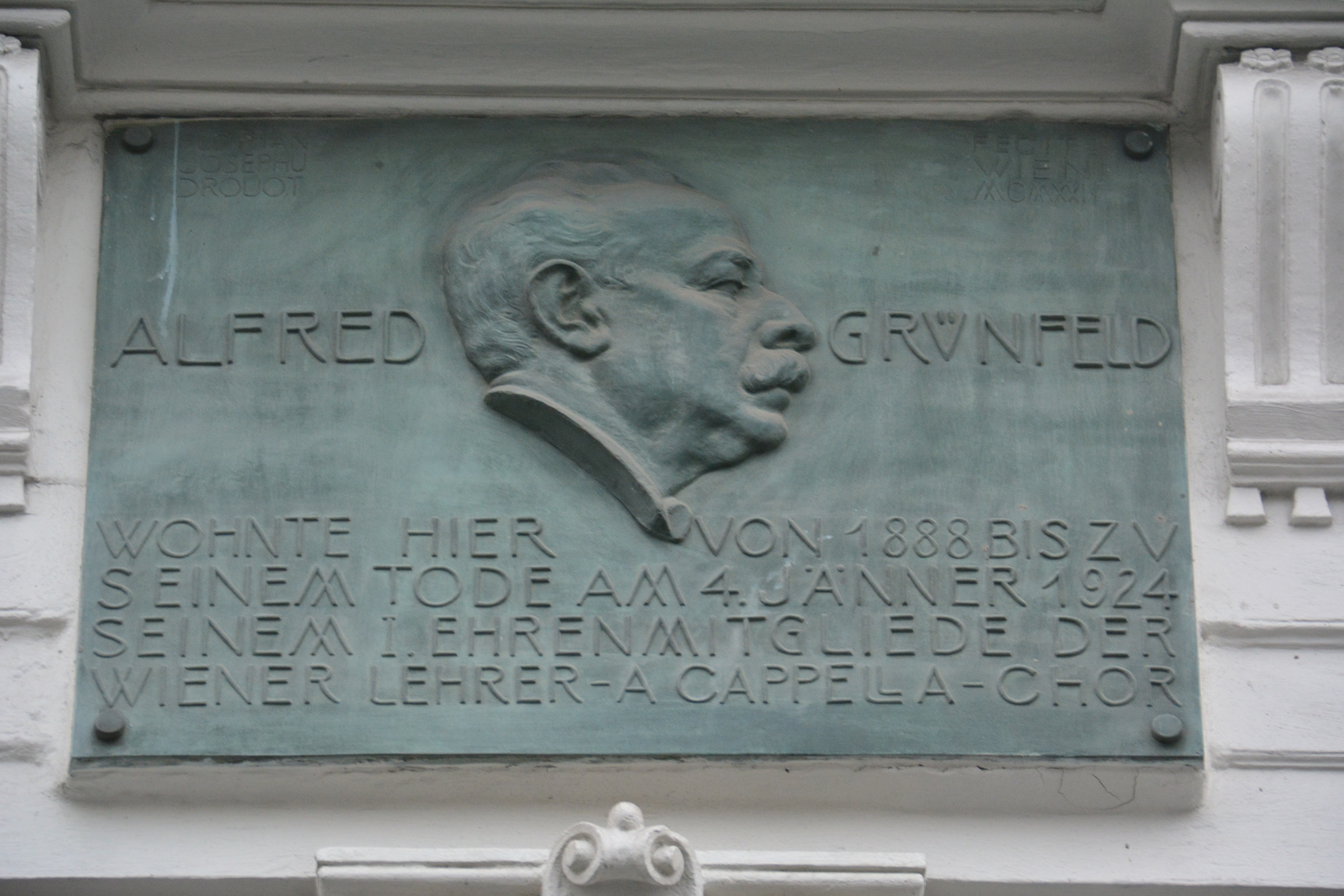 Alfred Grünfeld memorial plaque at Getreidemarkt 10